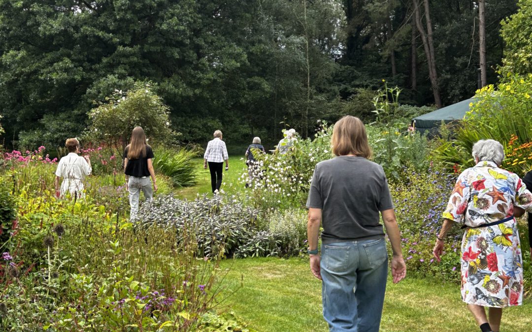 uitgenodigd voor een lunch bij Eva en haar ouders in een prachtige tuin!