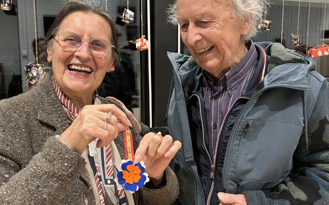 27-11-2025 zelfgemaakte lintjes voor onze lieve mantelzorgers, Jip en Collega’s